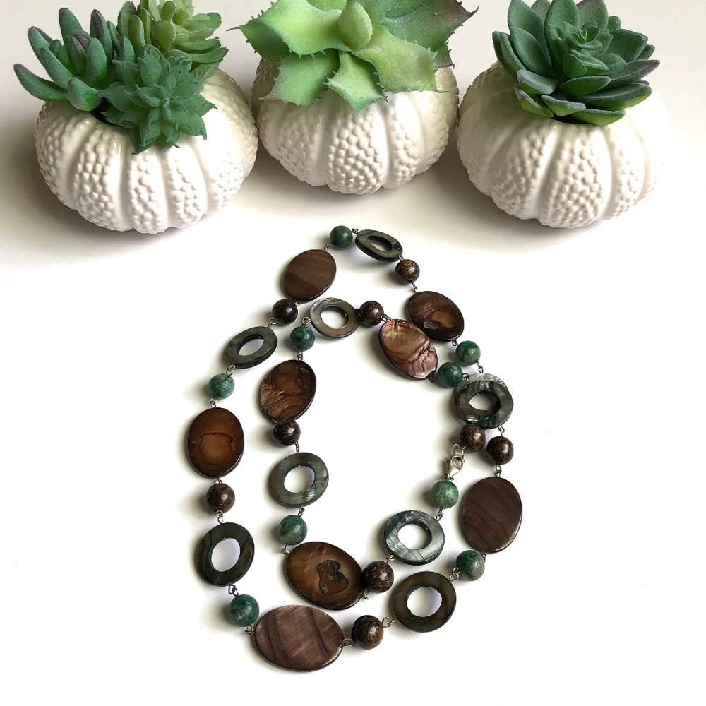 Brown and green single strand shell necklace